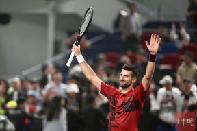 亚博-德约科维奇回归赛场，战术调整首场状态亮眼，公牛观众沸腾！的简单介绍