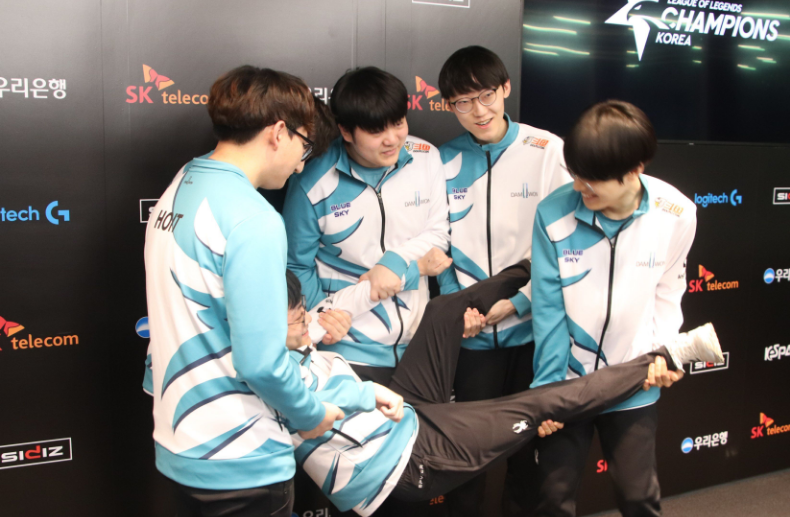 关于Karsa遭遇七连败，DWG教练面临压力！的信息