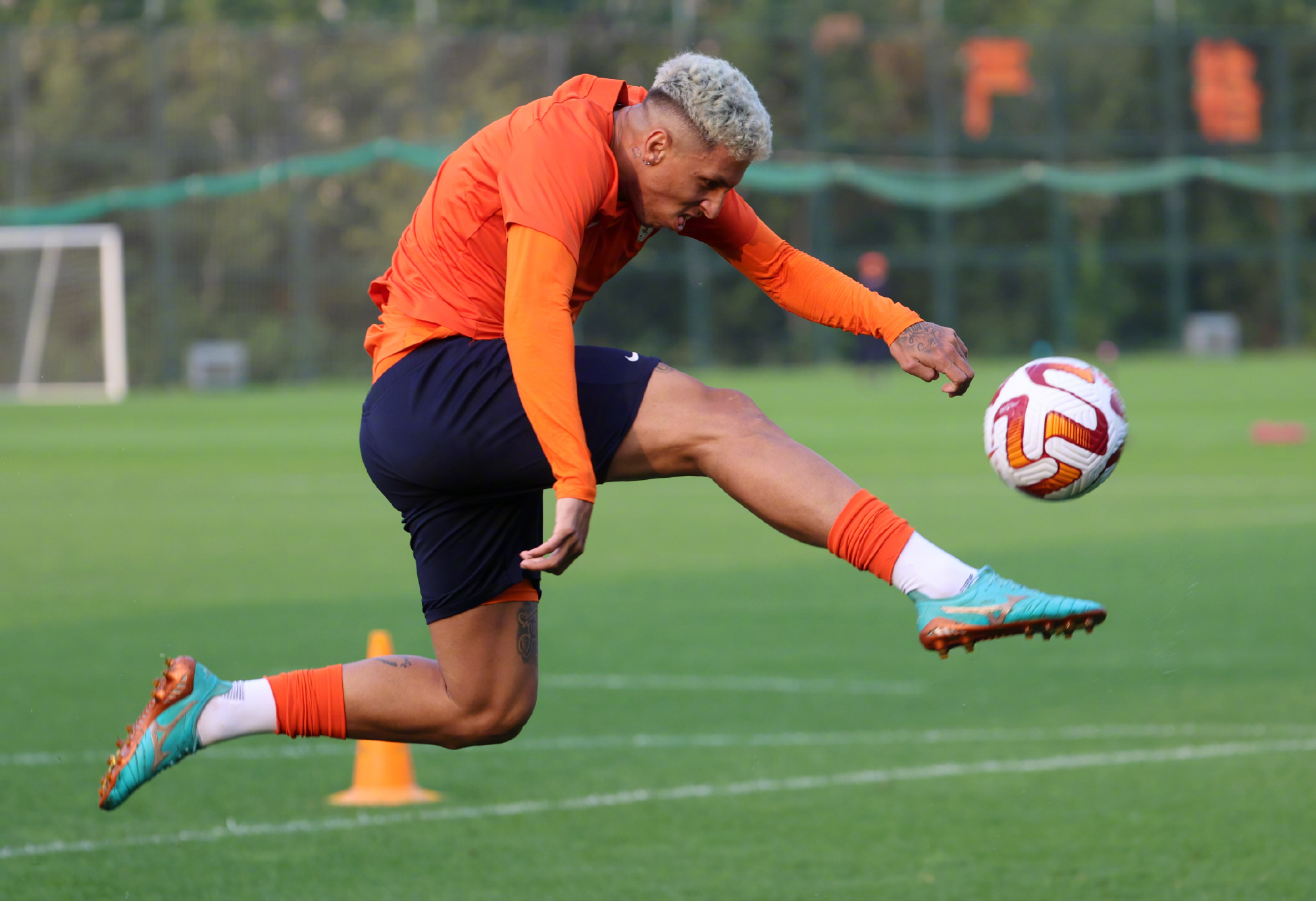 关于德罗巴在巴塞罗那比赛中战术调整，势不可挡引发热议！的信息